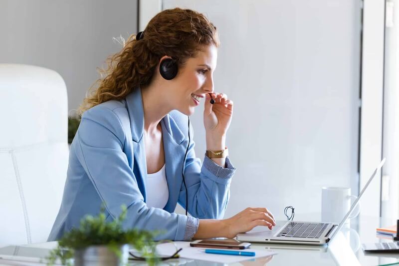 Telemarketing là tư vấn, giới thiệu sản phẩm cho khách hàng bằng cách gọi điện